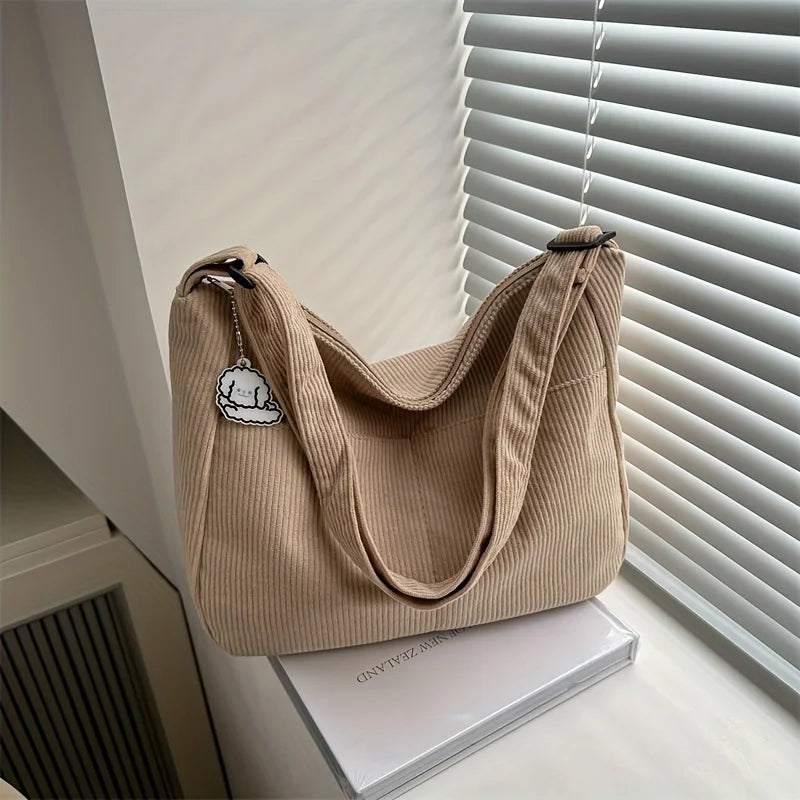 Geräumige Schultertasche mit Rippstruktur und Anhänger | Lässig