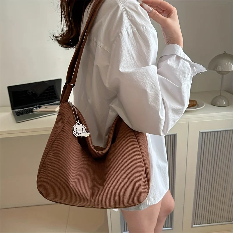 Geräumige Schultertasche mit Rippstruktur und Anhänger | Lässig