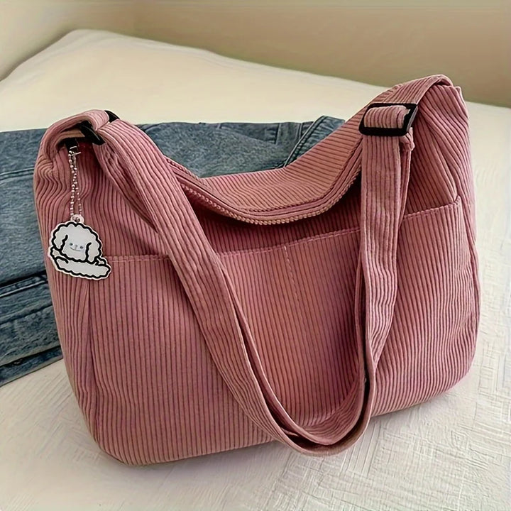 Geräumige Schultertasche mit Rippstruktur und Anhänger | Lässig