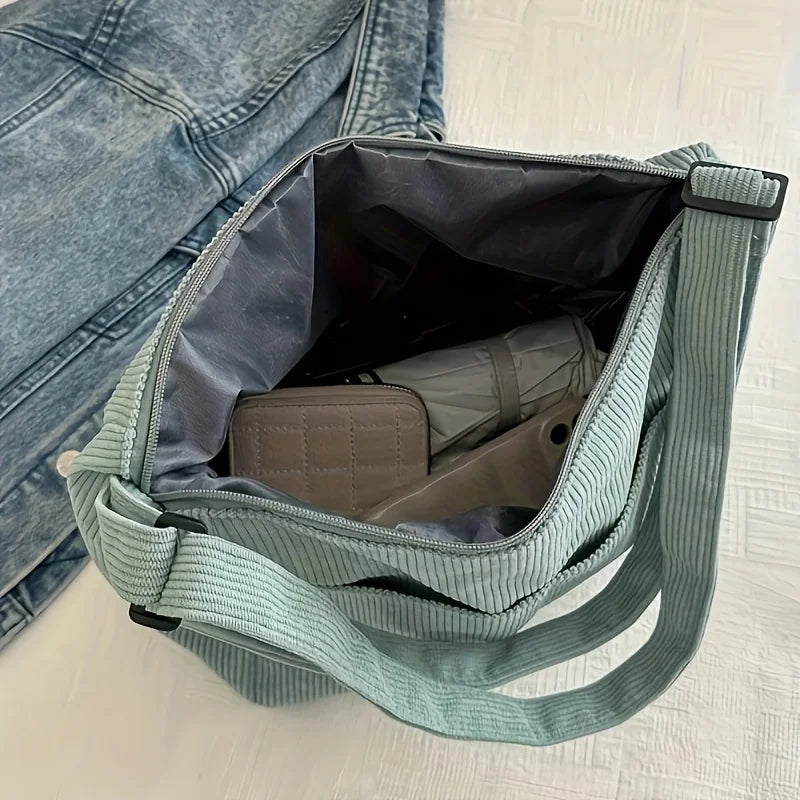 Geräumige Schultertasche mit Rippstruktur und Anhänger | Lässig