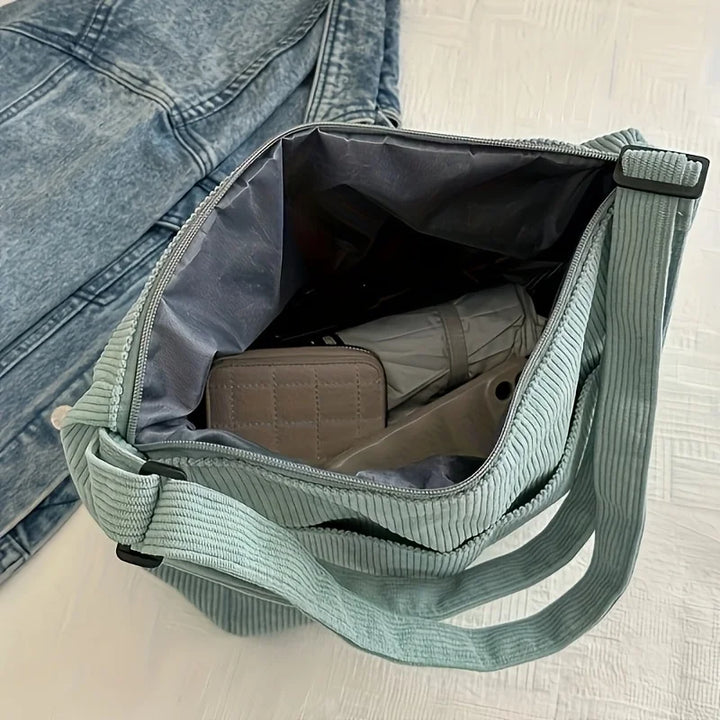 Geräumige Schultertasche mit Rippstruktur und Anhänger | Lässig