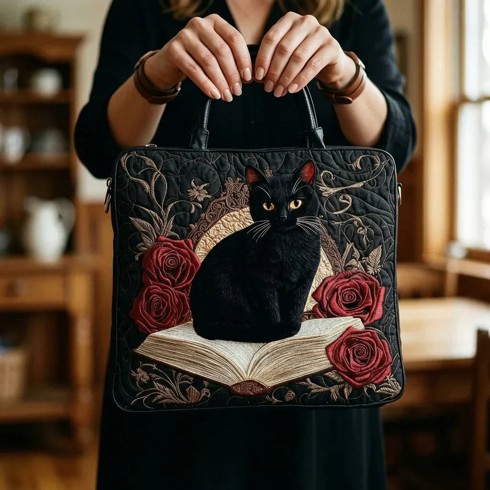 Gesteppte Tote Bag mit Motiv Schwarze Katze auf Büchern von Maria Zürich