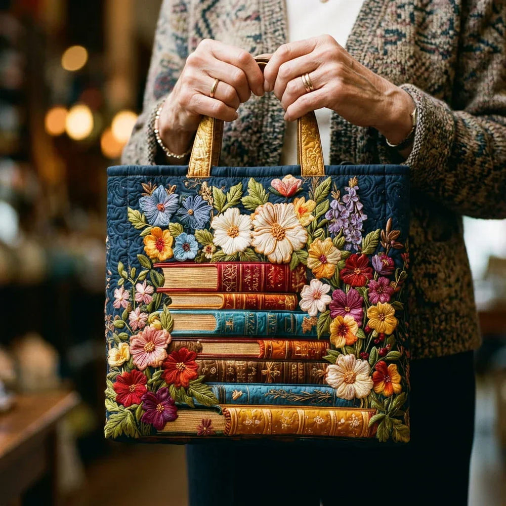 Gesteppte Tote Bag mit Motiv Blumenmuster und Bücher von Maria Zürich