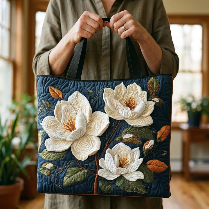 Gesteppte Tote Bag mit Motiv Zarte Magnolie von Maria Zürich