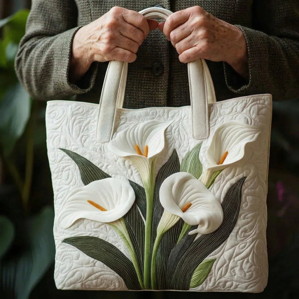 Gesteppte Tote Bag mit Motiv Weisse Lilien von Maria Zürich