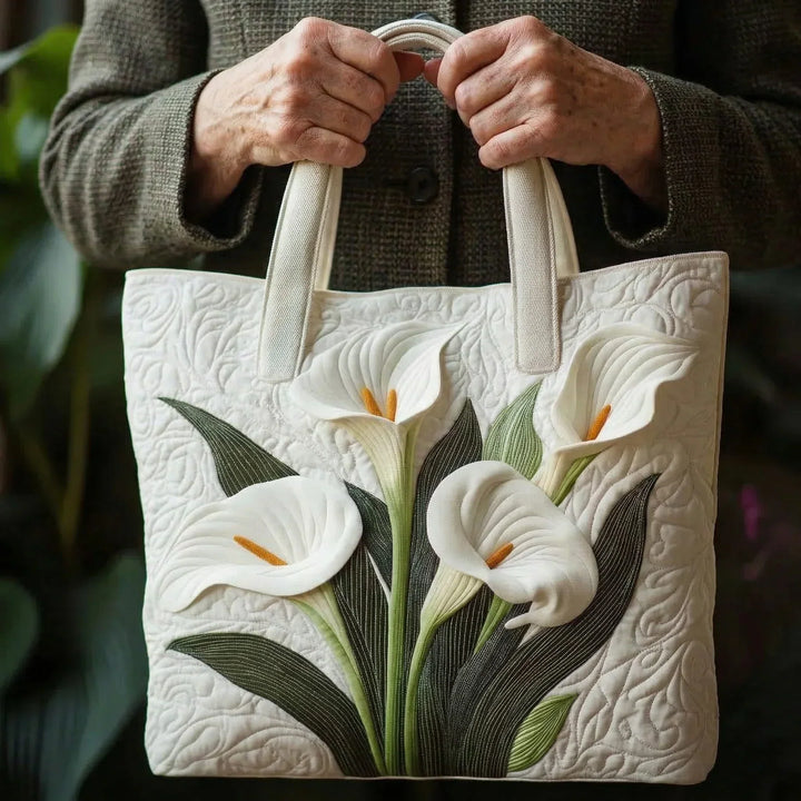 Gesteppte Tote Bag mit Motiv Weisse Lilien von Maria Zürich