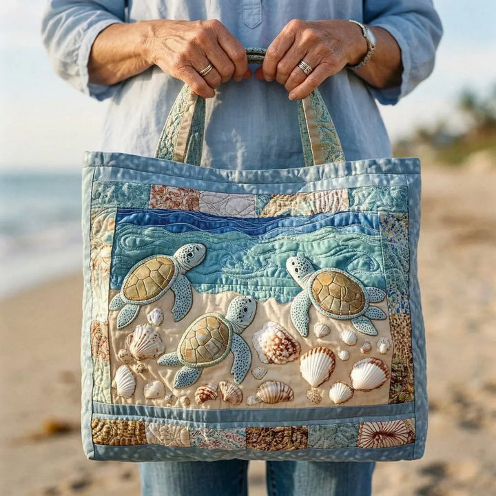 Gesteppte Tote Bag mit Motiv Meeresschildkröten von Maria Zürich