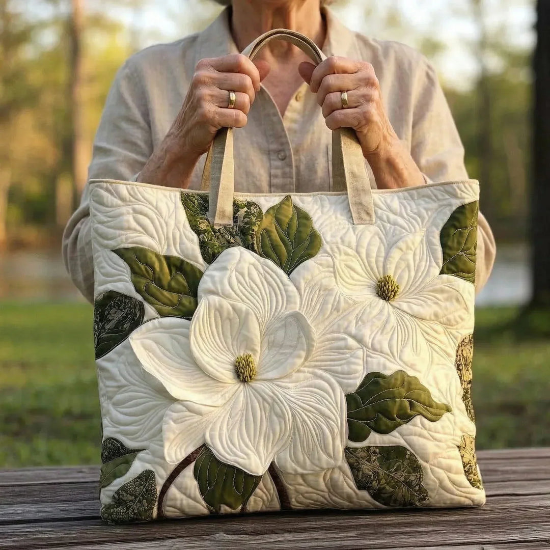 Gesteppte Tote Bag mit Motiv Elegante weisse Lilien von Maria Zürich