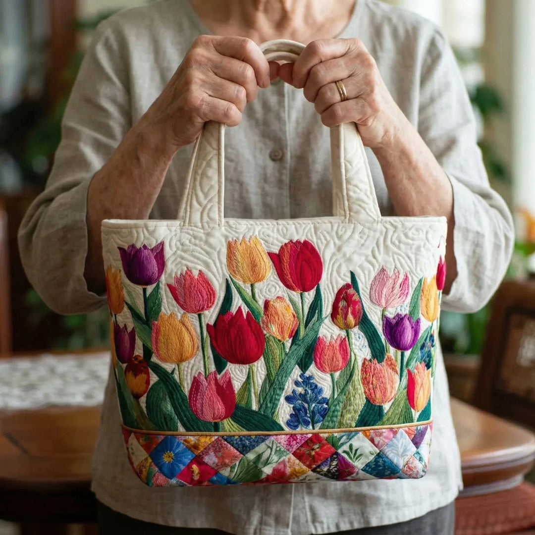 Gesteppte Tote Bag mit Motiv Tulpengarten von Maria Zürich