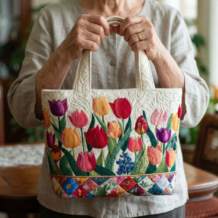 Gesteppte Tote Bag mit Motiv Tulpengarten von Maria Zürich