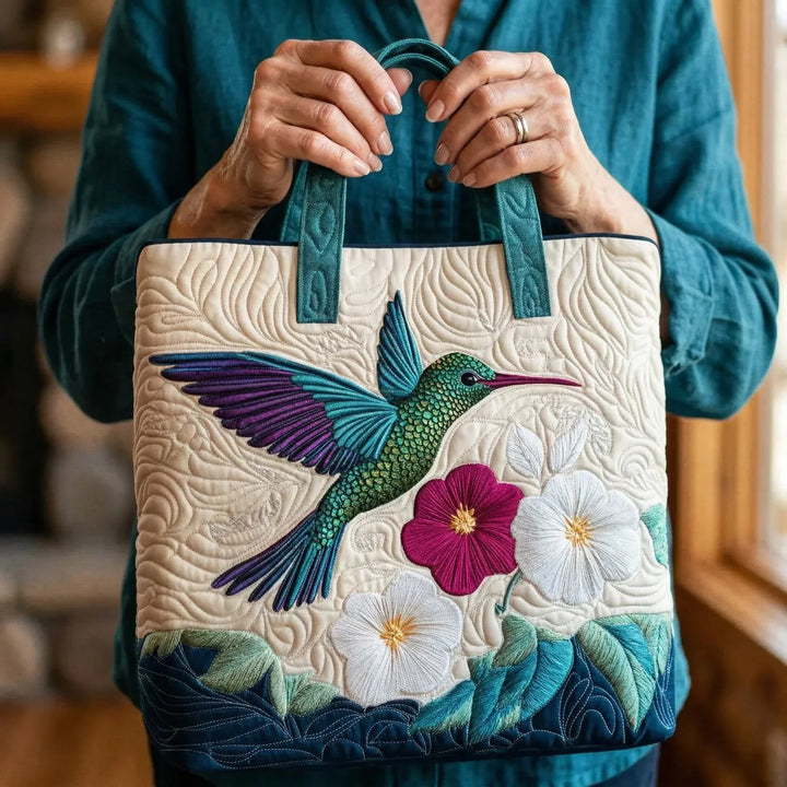 Gesteppte Tote Bag mit Motiv Kolibri und weisse Blüte von Maria Zürich