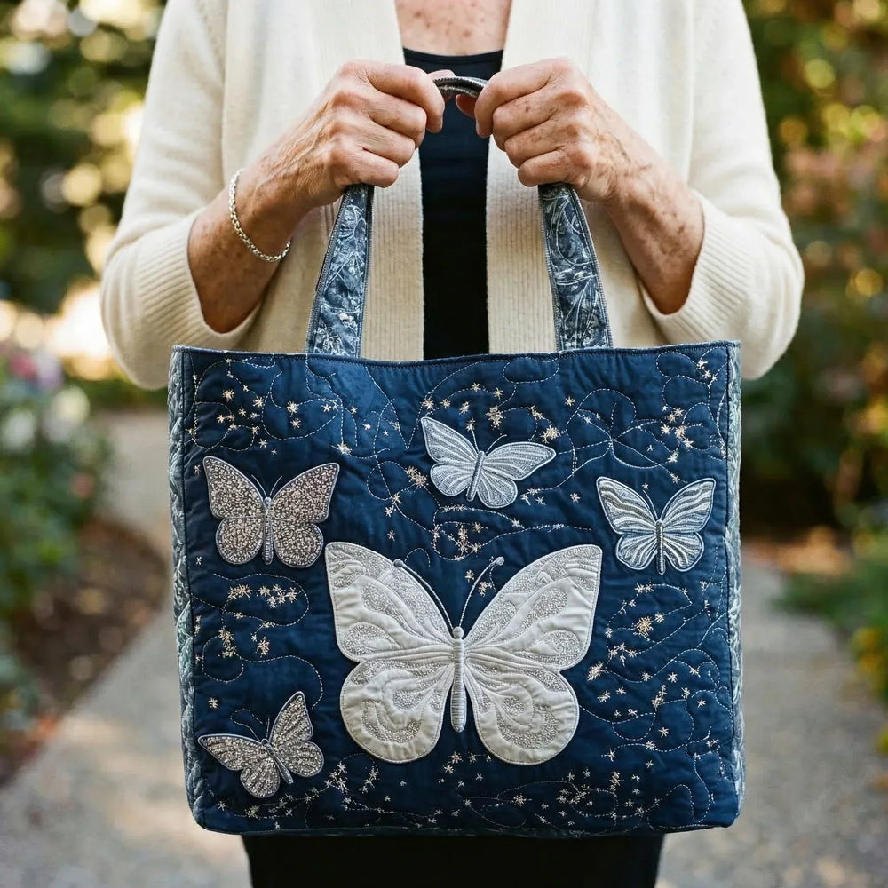 Gesteppte Tote Bag mit Motiv Silberner Schmetterling von Maria Zürich