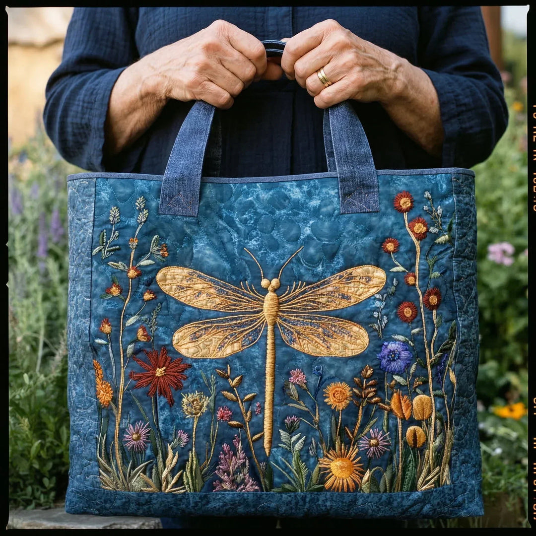 Gesteppte Tote Bag mit Motiv Goldene Libelle von Maria Zürich
