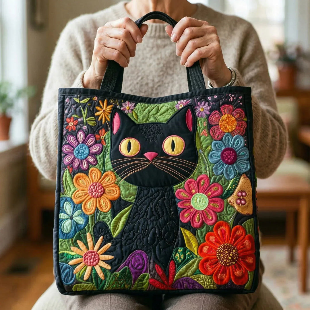 Gesteppte Tote Bag mit Motiv Verzauberte schwarze Katze von Maria Zürich