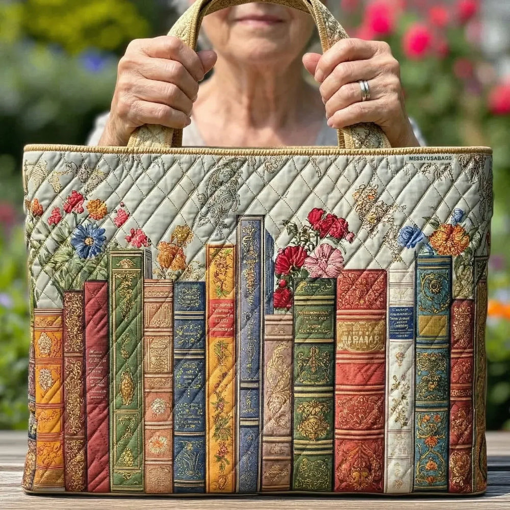 Gesteppte Tote Bag mit Motiv Verzauberte Bibliothek von Maria Zürich