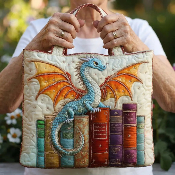 Gesteppte Tote Bag mit Motiv Smaragdgrüner Drache, Hüter der Bücher von Maria Zürich