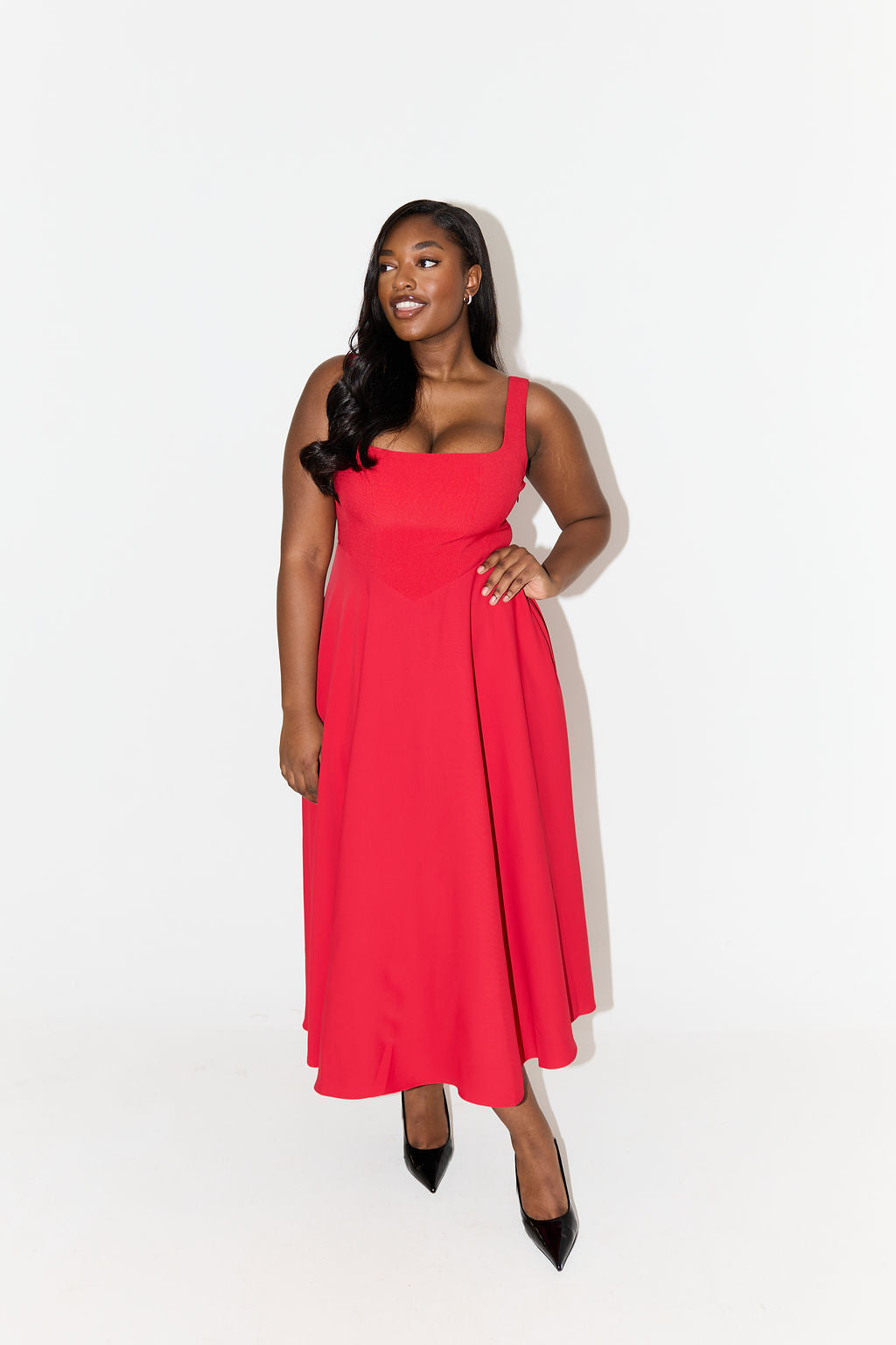 MILENA – Hochtailliertes ärmelloses Midi-Kleid mit quadratischem Ausschnitt